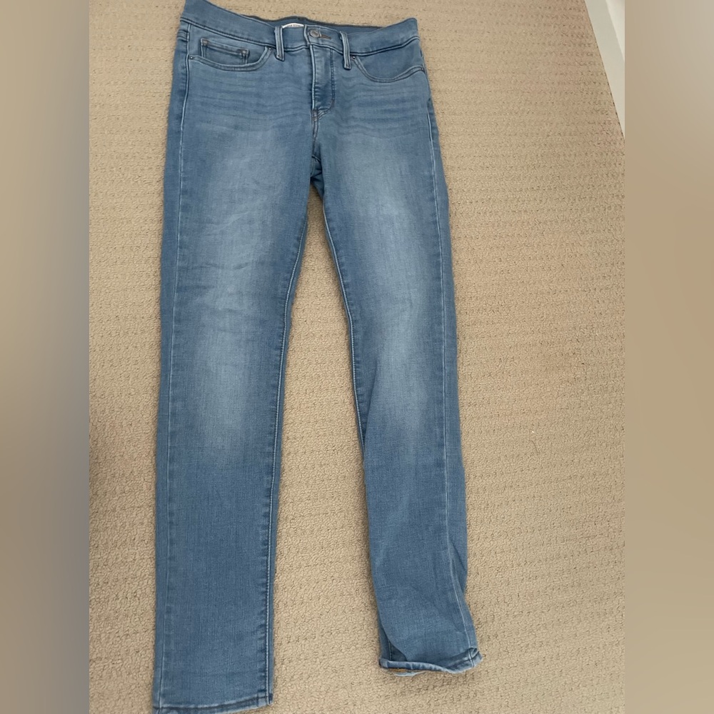 311 Shaping Skinny Women’s Levi Jeans. Size 28, Medium Wash